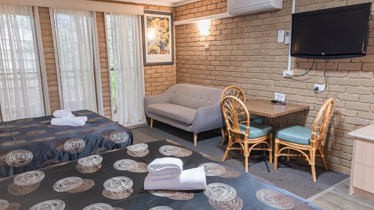 Tropicana Motor Inn Коув Экстерьер фото