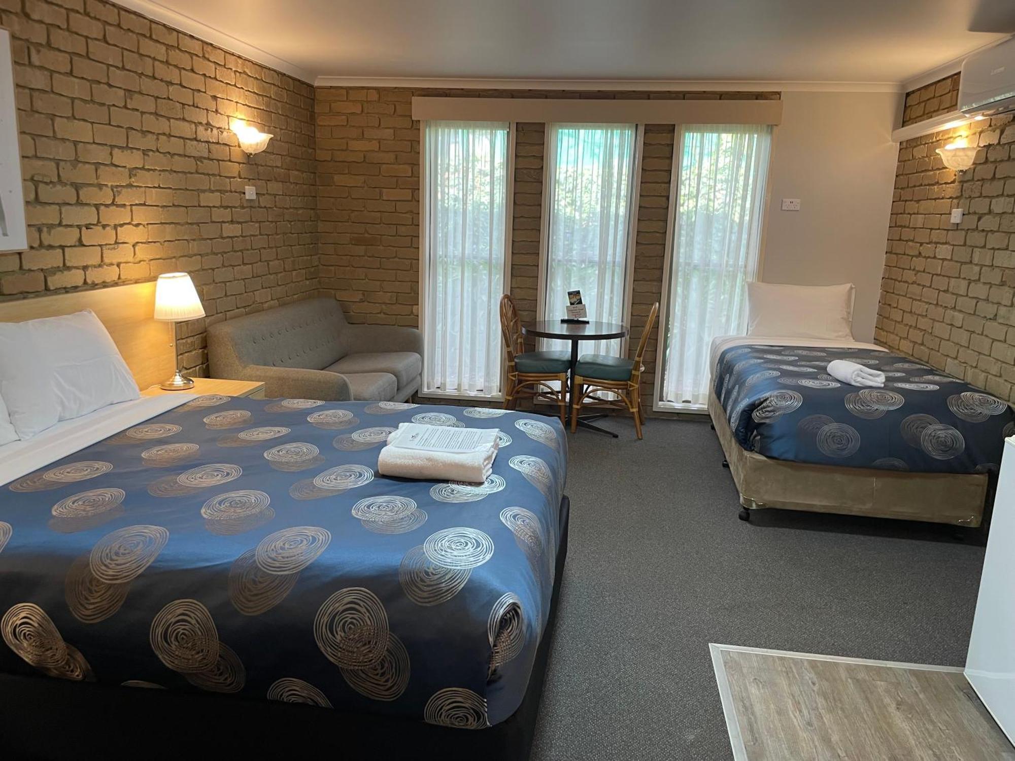 Tropicana Motor Inn Коув Экстерьер фото