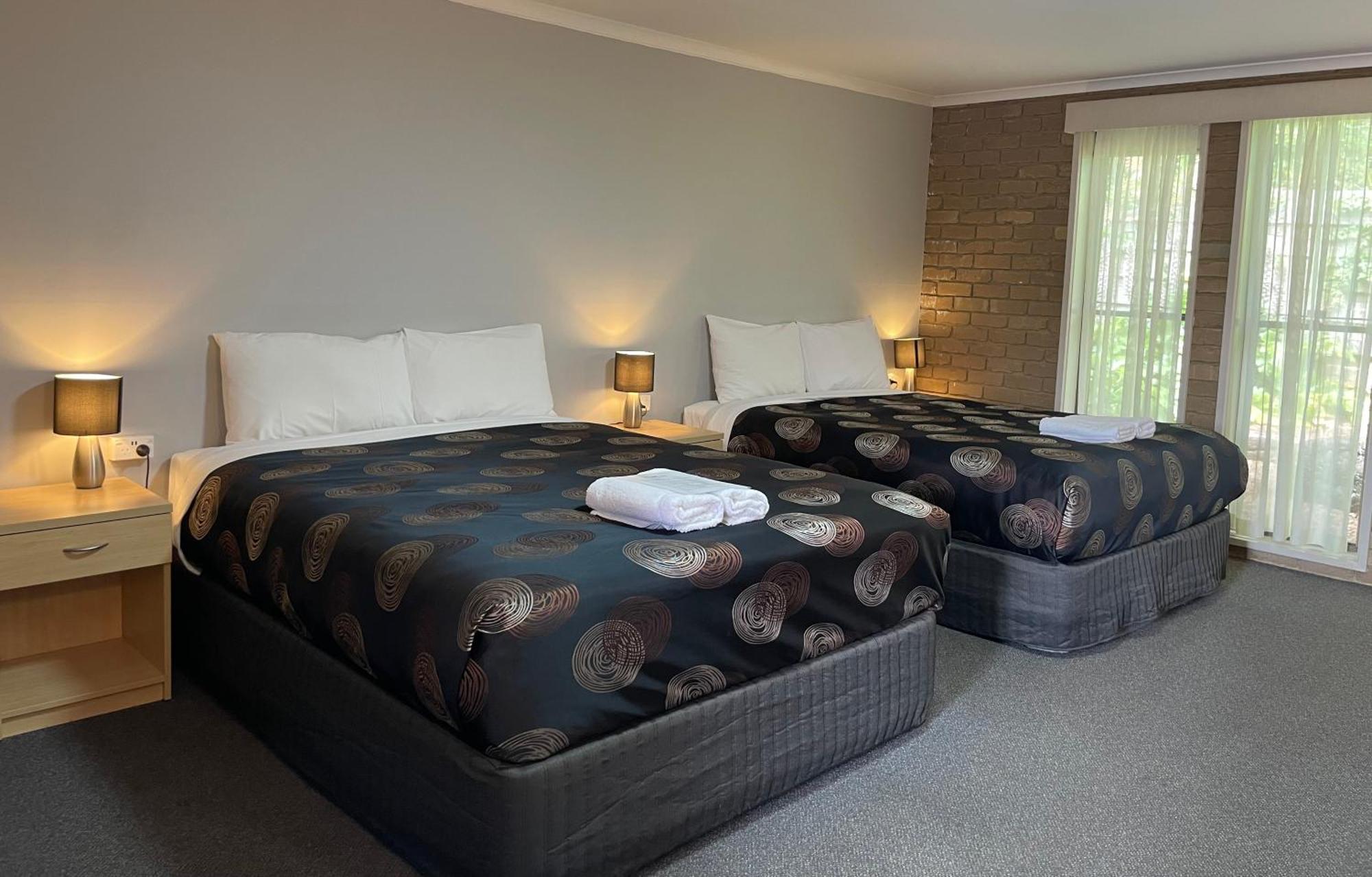 Tropicana Motor Inn Коув Экстерьер фото